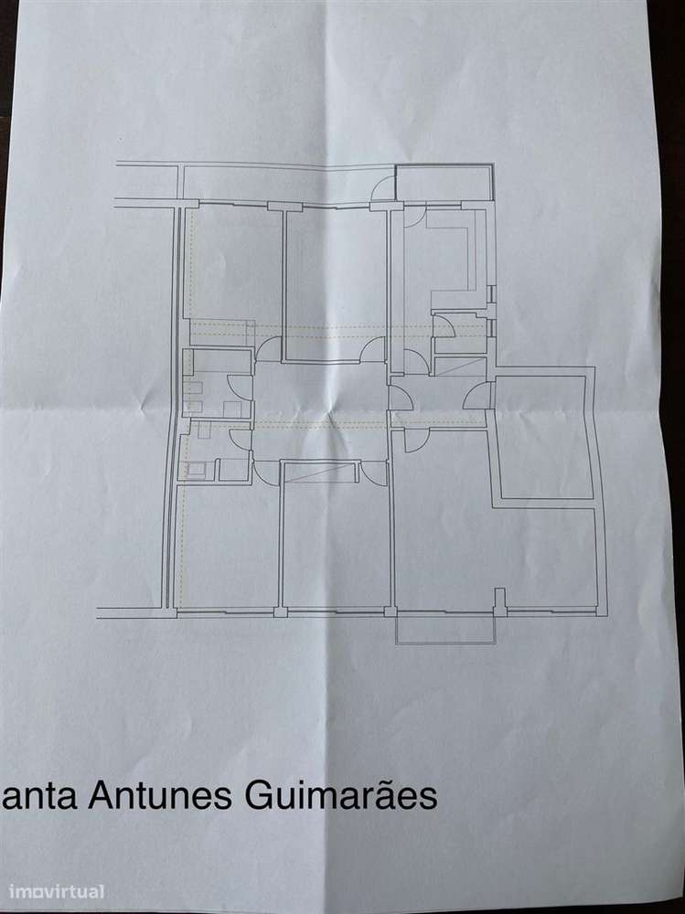 Apartamento T4 c/ varanda renovado à Av. da Boavista-33