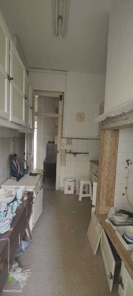 Apartamento T3 com varanda em Avenidas Novas, para remodelação total.-14