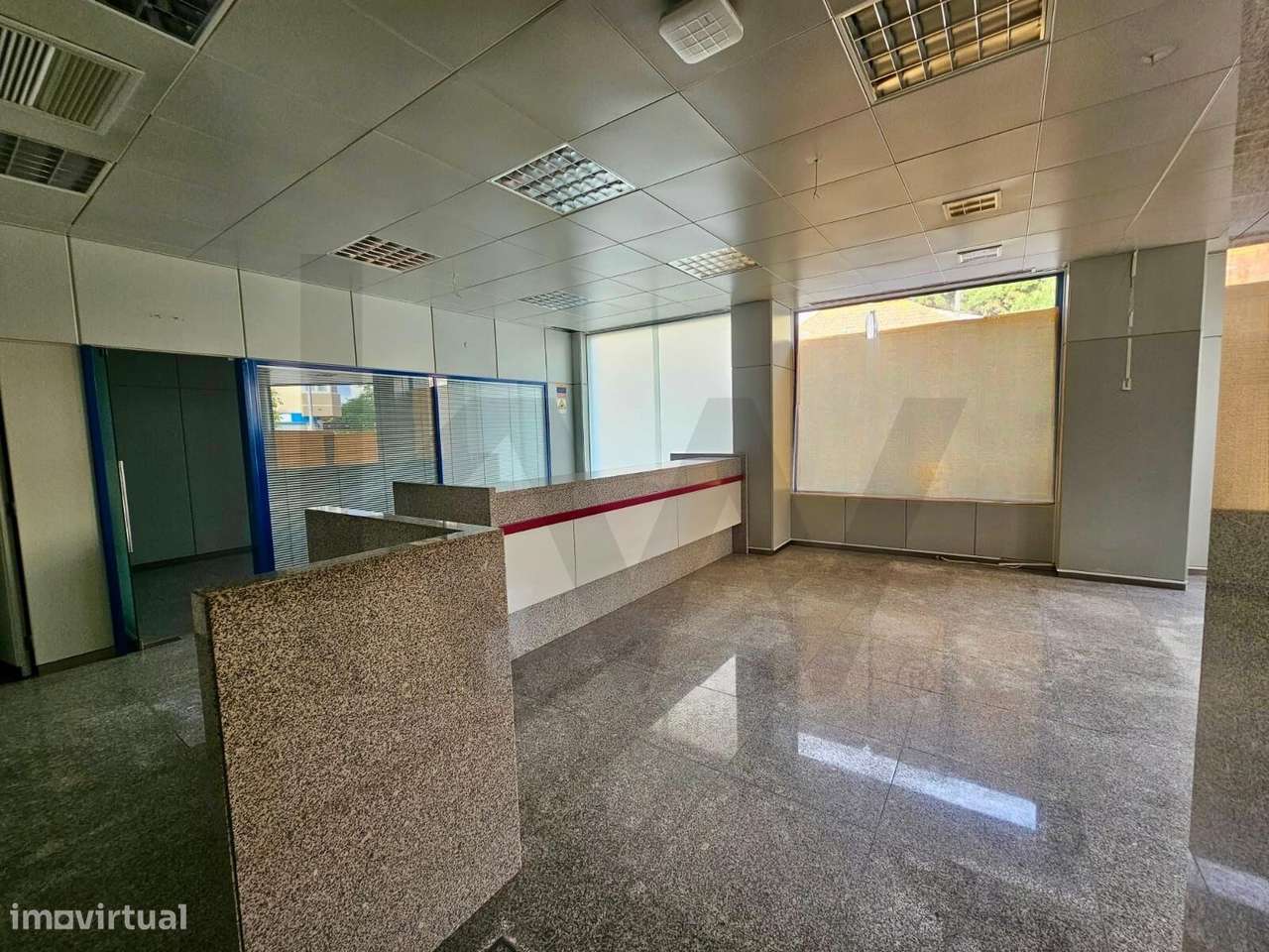 Vende-se Loja com 127,4 m2 numa das principais artérias da Costa da Ca - Grande imagem: 2/13
