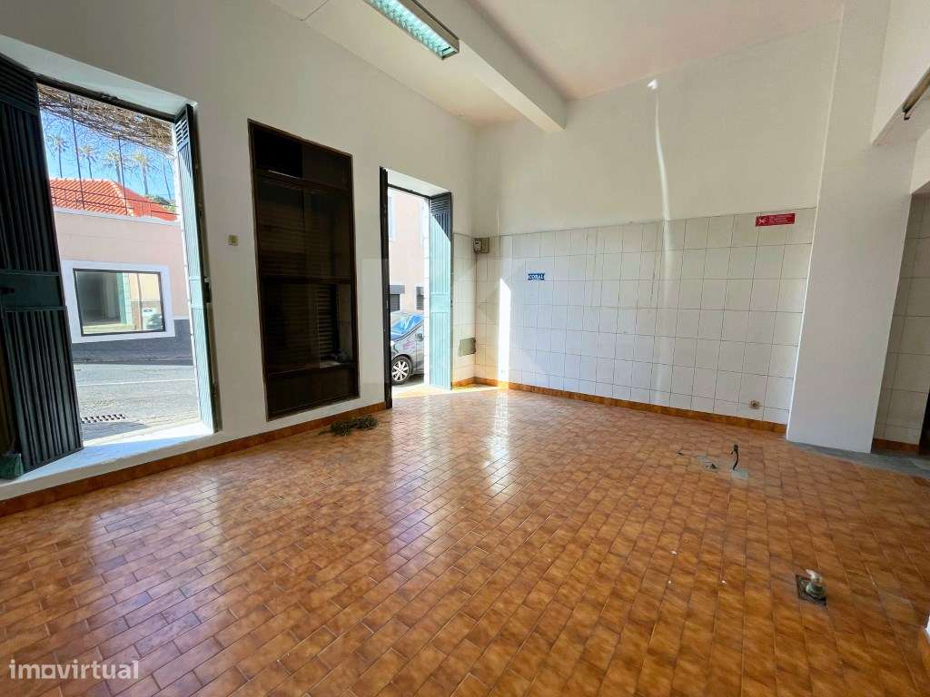 Loja para comércio e serviços no Centro de Câmara de Lobos - Grande imagem: 3/18