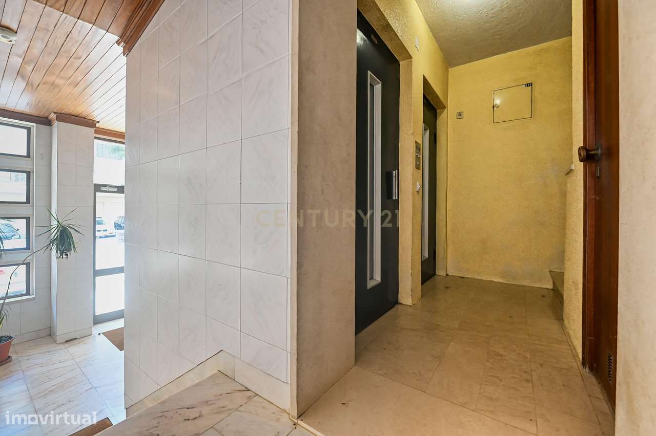 Apartamento T3 semi-remodelado, luminoso e pronto a habitar, na Rincho-26
