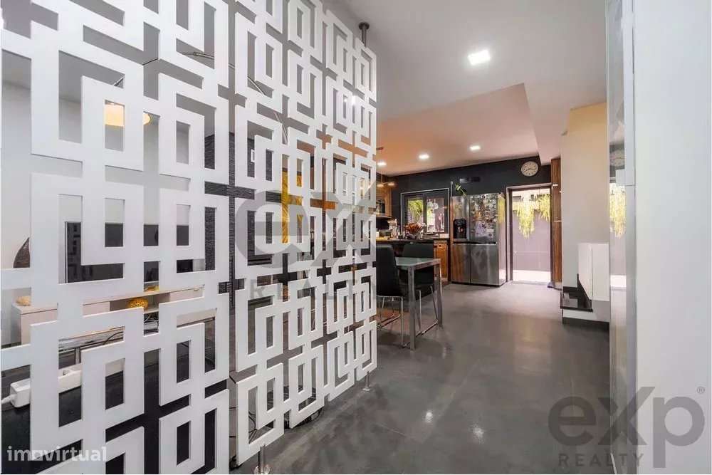 Moradia T3+1 com pátio, enorme terraço e garagem no centro de Olhão - Grande imagem: 5/49