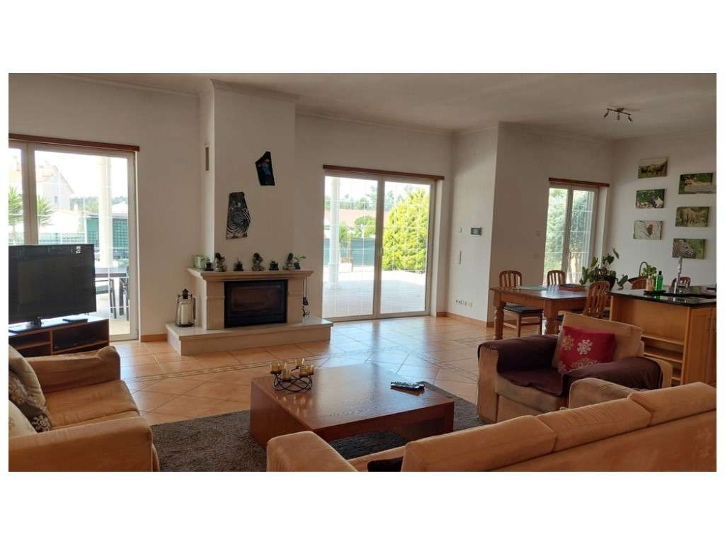 Moradia térrea, individual T4 com piscina e jacuzzi, zona Coimbrão - Grande imagem: 3/45