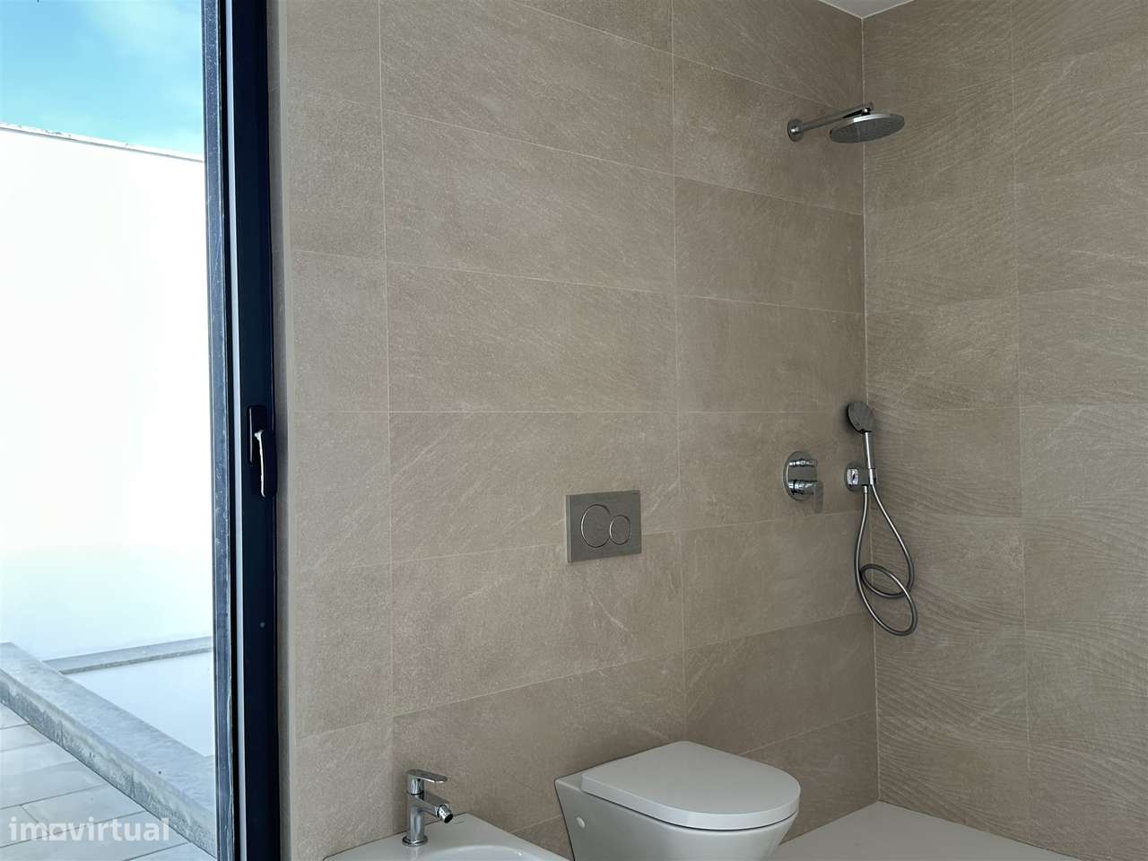 Moradia Unifamiliar de Luxo com Piscina e Jardim-42