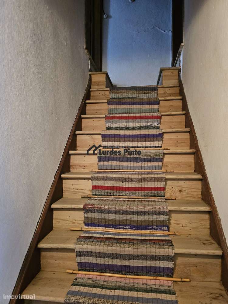 Moradia com dois pisos e logradouro-10