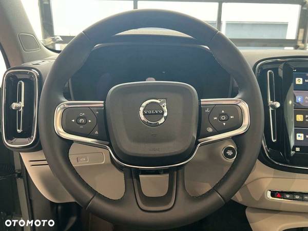 Volvo XC 40 B4 AWD Plus Dark - 19