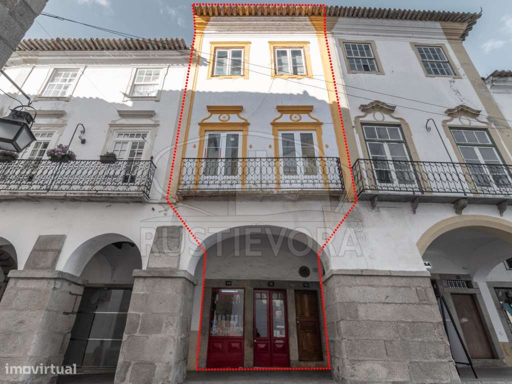 Moradia junto à Praça do Giraldo em Évora, nas arcadas medievais da... - Grande imagem: 2/60