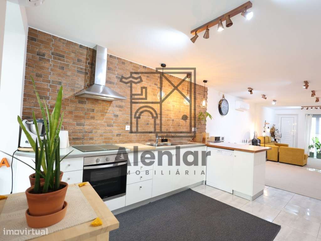 Moradia T3 como nova, no centro de Alhandra-10