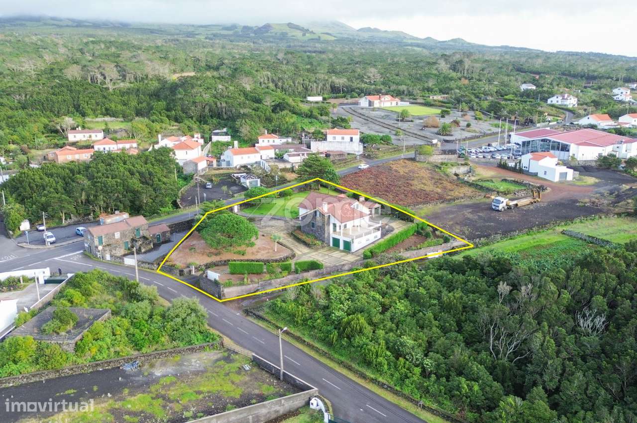 Moradia T4+1 na Ilha do Pico com Terraço Panorâmico e Vista Mar-37