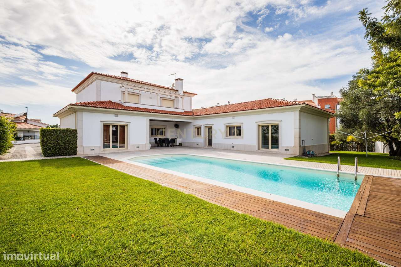 Moradia Exclusiva com Piscina, Jardim e Áreas Amplas-37