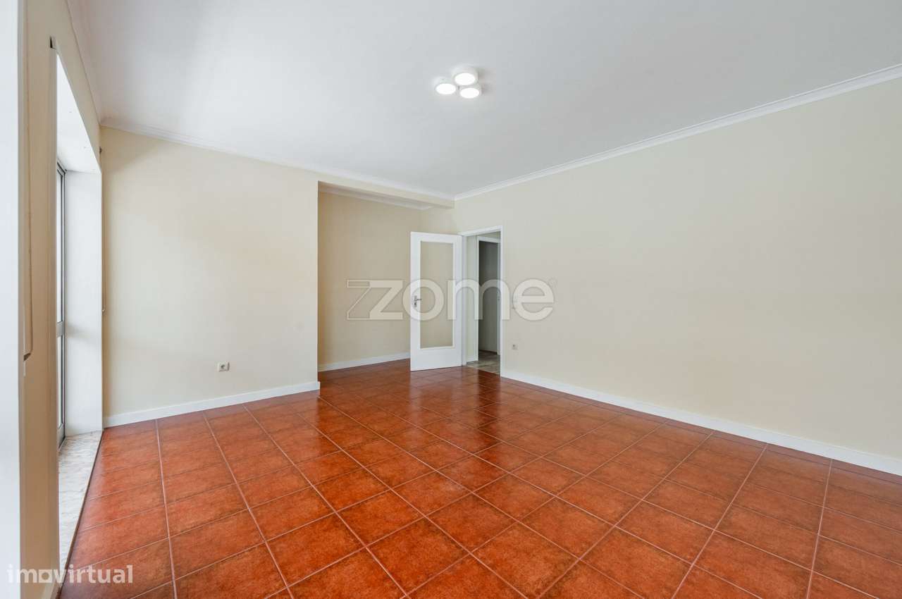 Apartamento T3 Renovado com Garagem Box em Águas Santas-5