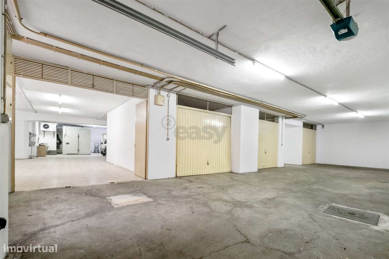 Armazém/Estacionamento Fechado – 155 m² – Tapada das Mercês-18