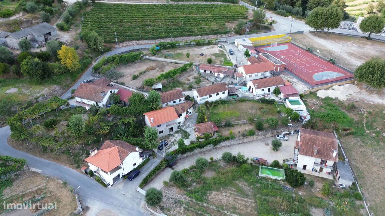 Duas moradias + 730m² de terreno em Celorico de Basto! - Grande imagem: 3/48