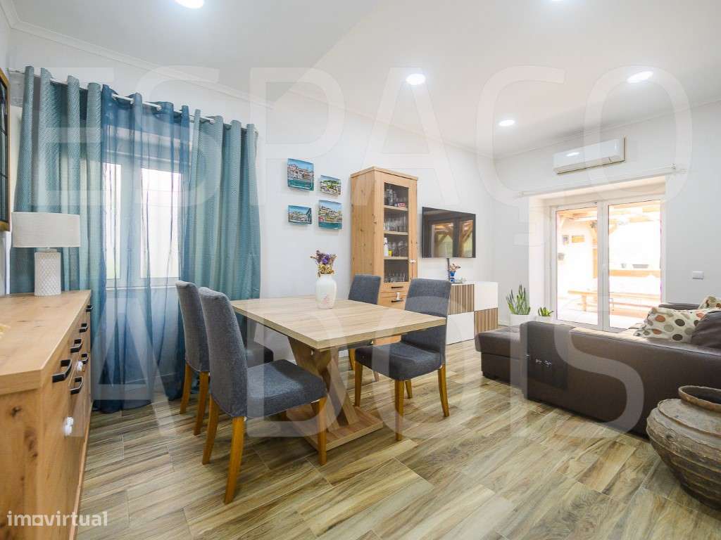 Amadora Centro | T3 Remodelado com 2 Suites e um Fantástico Logrado...-7