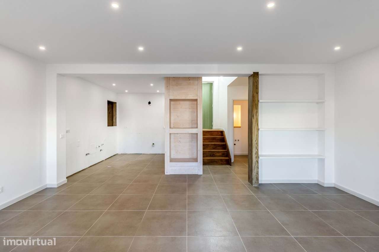 MORADIA RENOVADA EM BARÃO DE S. MIGUEL - Grande imagem: 2/17