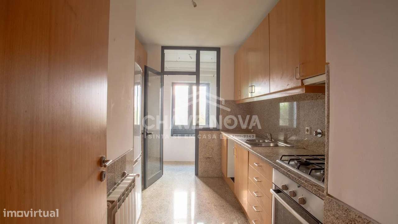 T2 C Lugar De Garagem E Arrumo Em Oliveira Do Douro