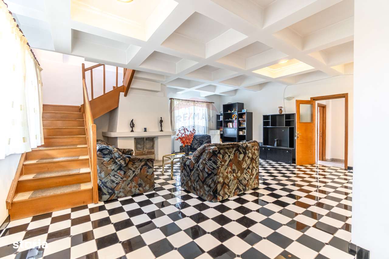 Poiana Mărului | 7 camere | Perfectă pentru pensiune / retreat (view!) - Imagine principală: 2/20