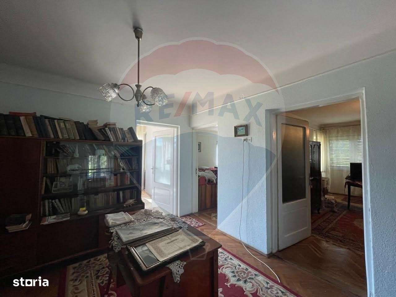 Casă / Vilă spațioasă cu curte generoasă în Urlați-3