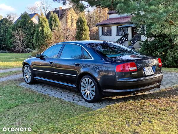 Audi A8 4.2 L Quattro - 4