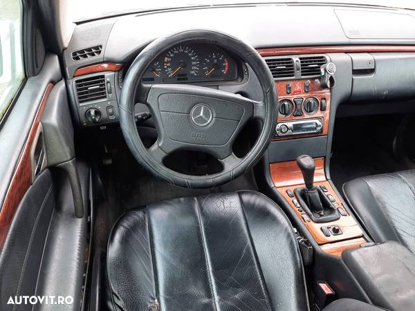 Dezmembrez Mercedes E200 W210 - 6