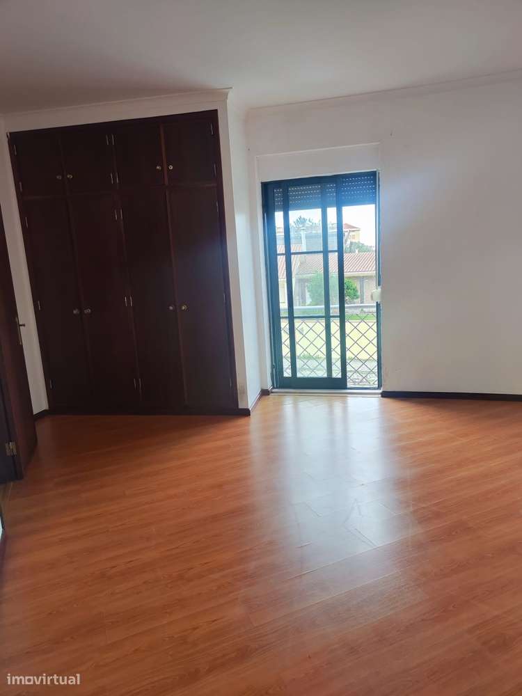 Moradia geminada (ponta), r/c e 1º andar, a 5min. do centro da cidade!-7