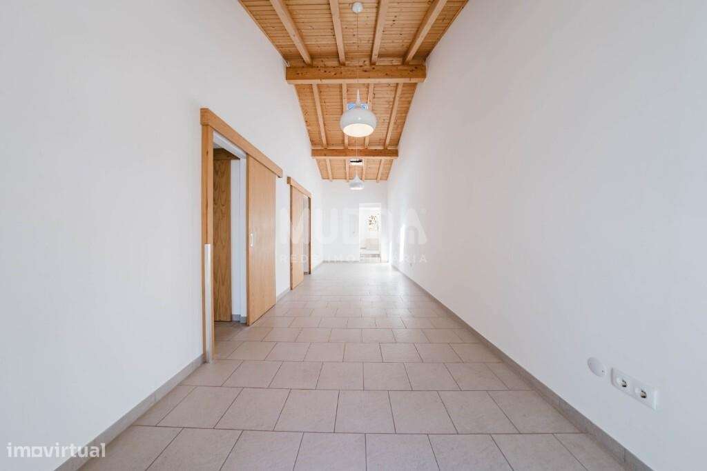 Moradia térrea T1+1 renovada com charme na Rua Direita, 35 mesmo no co-4