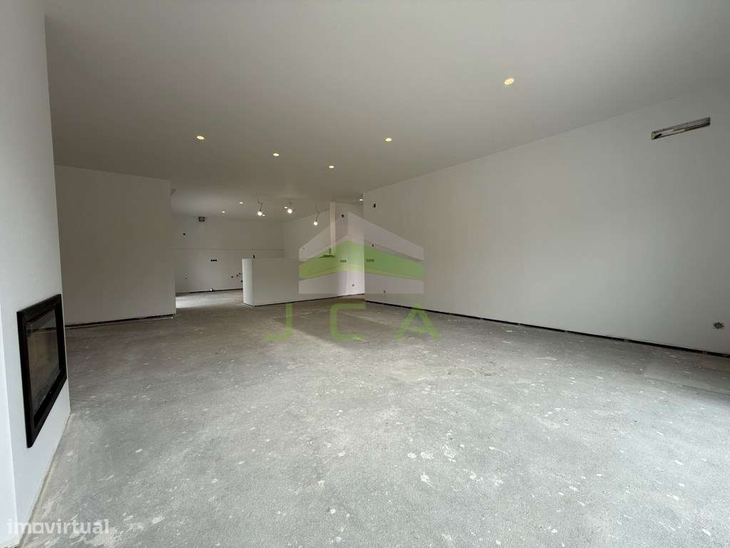 Moradia V3 nova com jardim, na zona dos Pousos-8