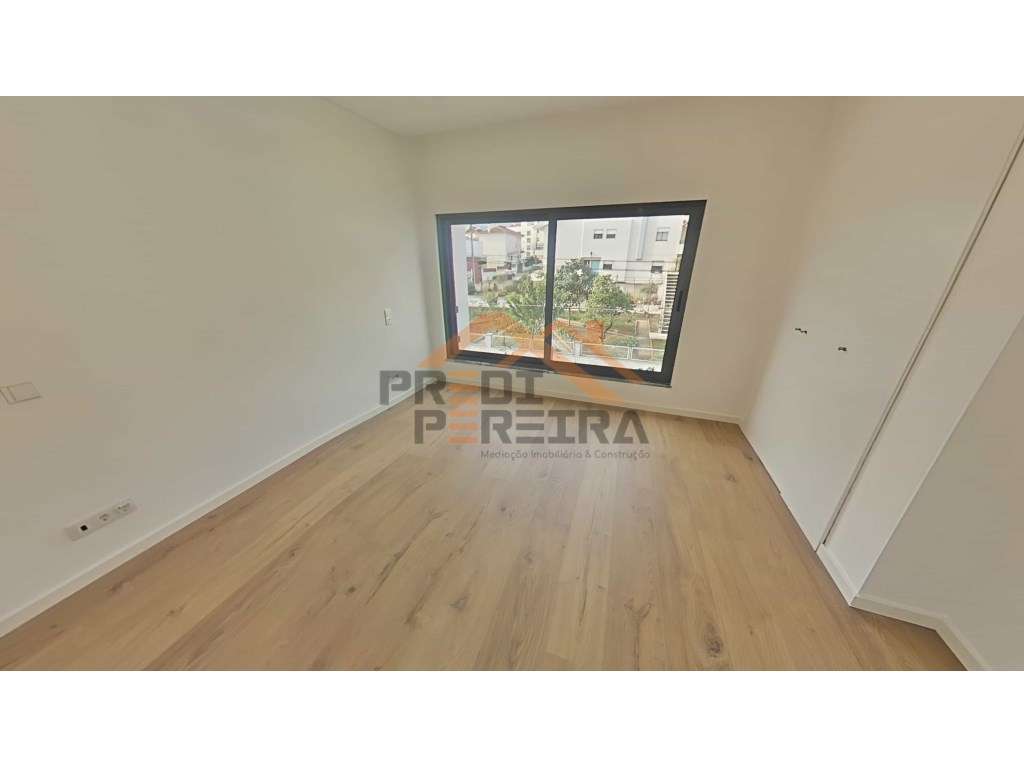 Moradia T4 em condomínio privado com piscina, no Fanqueiro em Loures-37