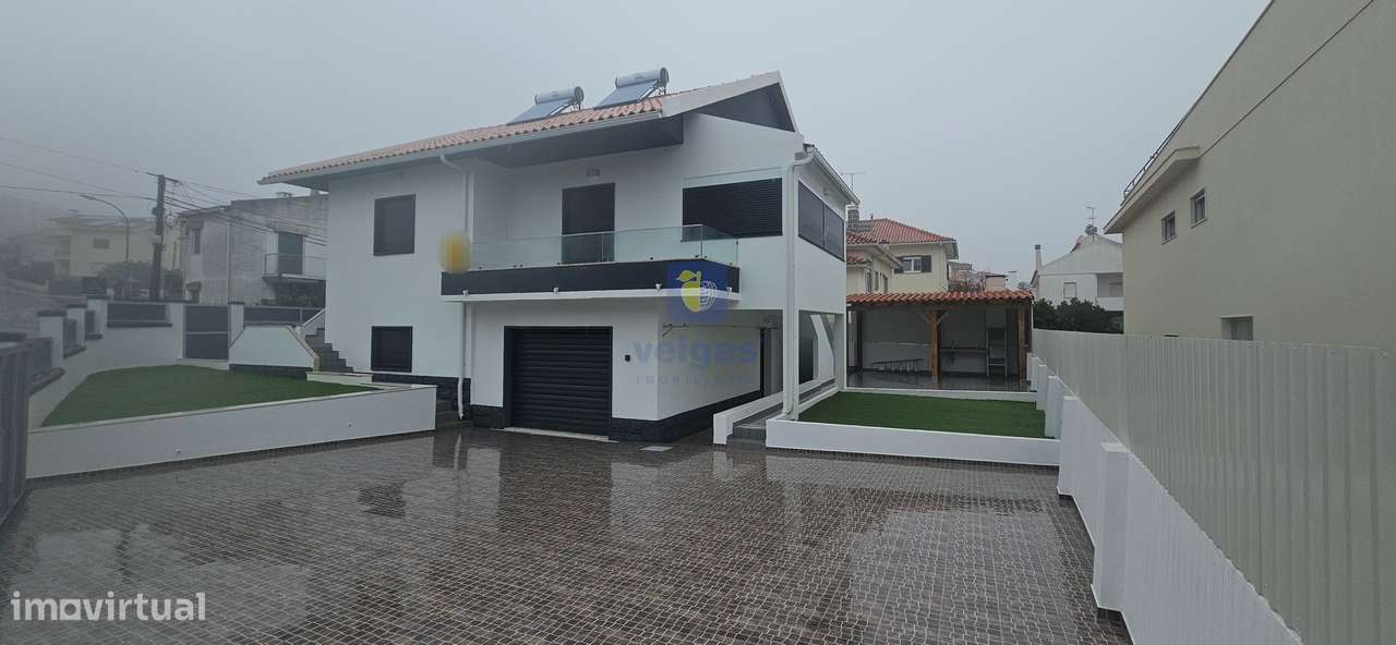 Moradia Bifamiliar  T4 e T3 totalmente remodelada em Queijas - Grande imagem: 4/60