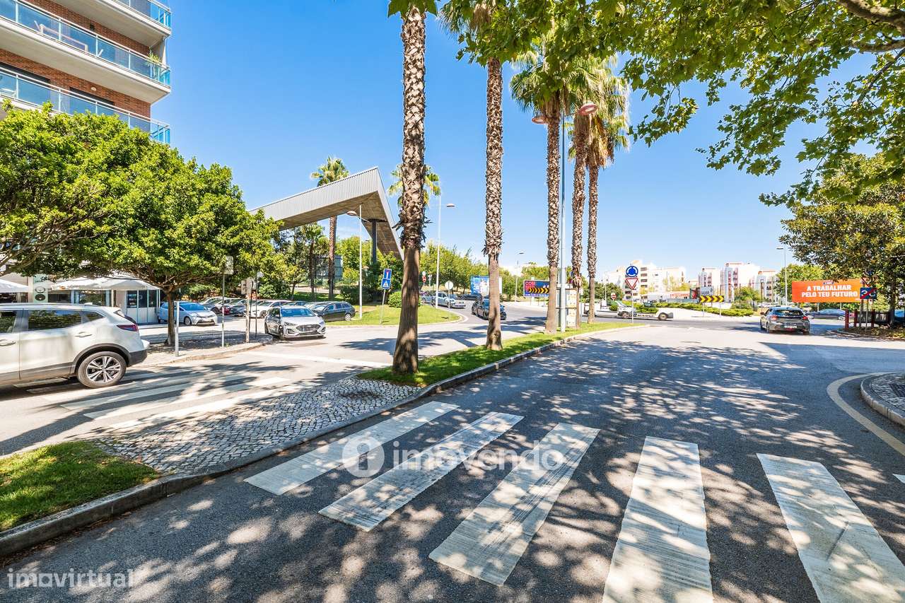 Apartamento T2 moderno, com garagem e varanda enorme, na Malvarosa-49
