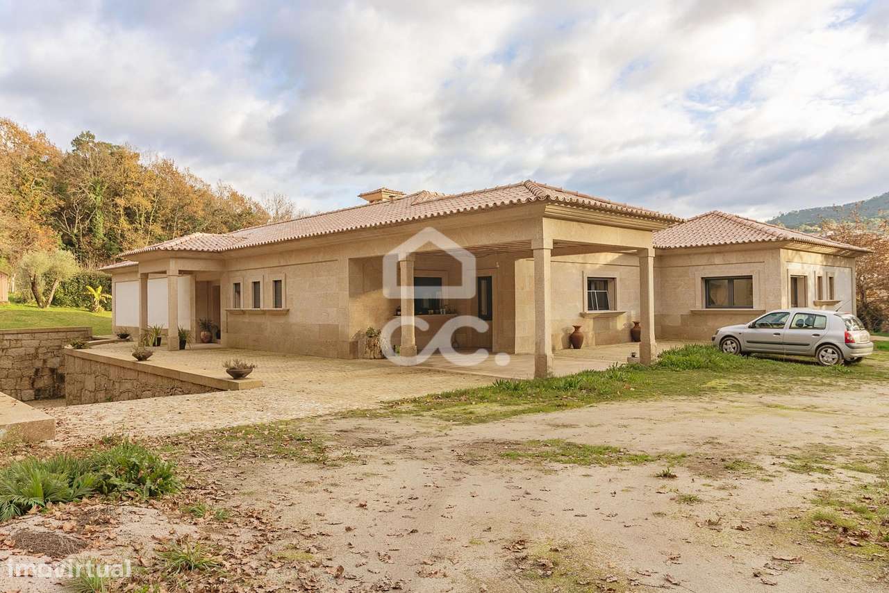 Moradia Térrea de Luxo com Cave | Conforto, Eficiência e Espaço Exteri-9