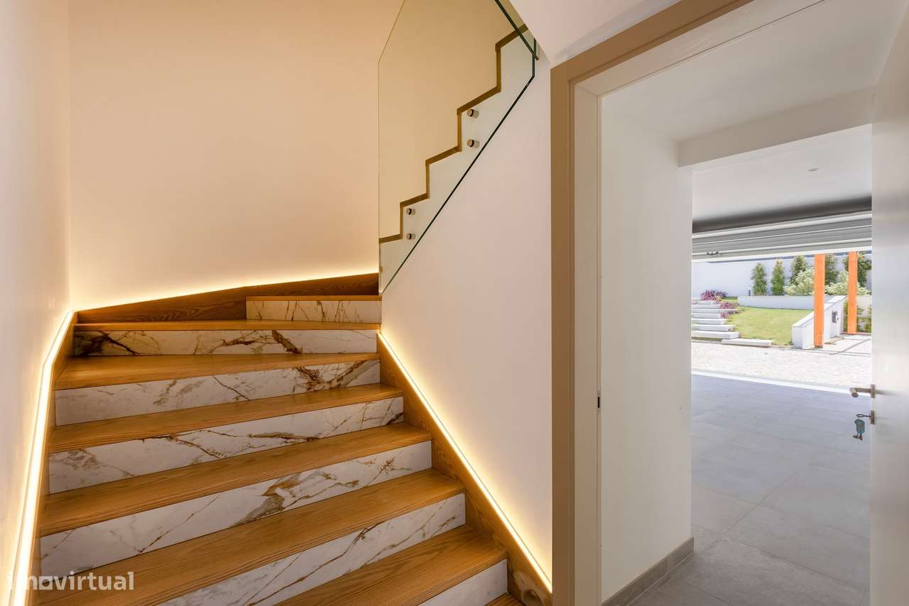 Moradia T6 com Piscina, Vista Mar e Terreno de 3.920 m² | Azoia, Sintr-23