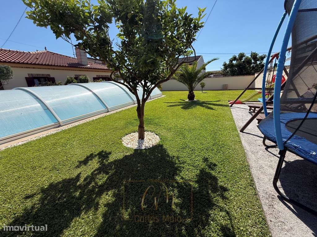 Moradia térrea e isolada, com piscina e inserida em 2 lotes na Póvo...-20