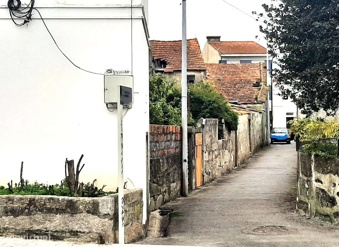 Terreno urbano com acesso por estrada pavimentada e Muros de Pedra. - Grande imagem: 3/6
