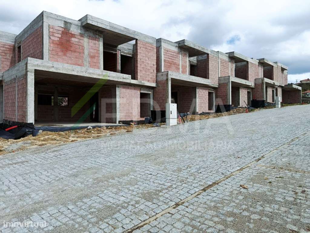 Moradias em Banda e e Gaveto Vale São Martinho-14