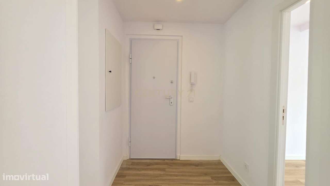 T2 Totalmente Remodelado em Queluz – Pronto a Habitar-14