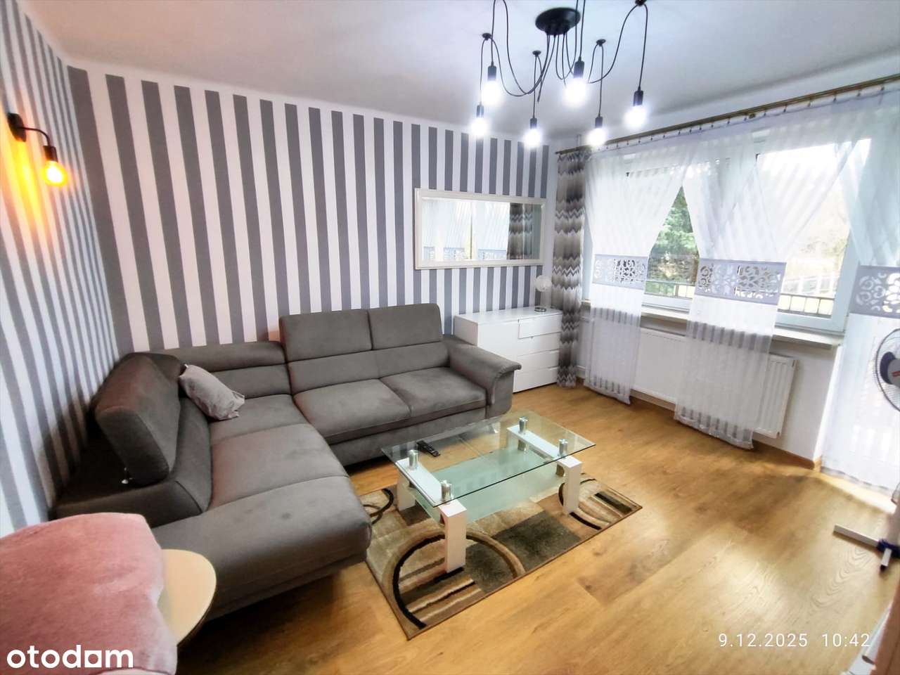 Dom z dwoma niezależnymi mieszkaniami.-3