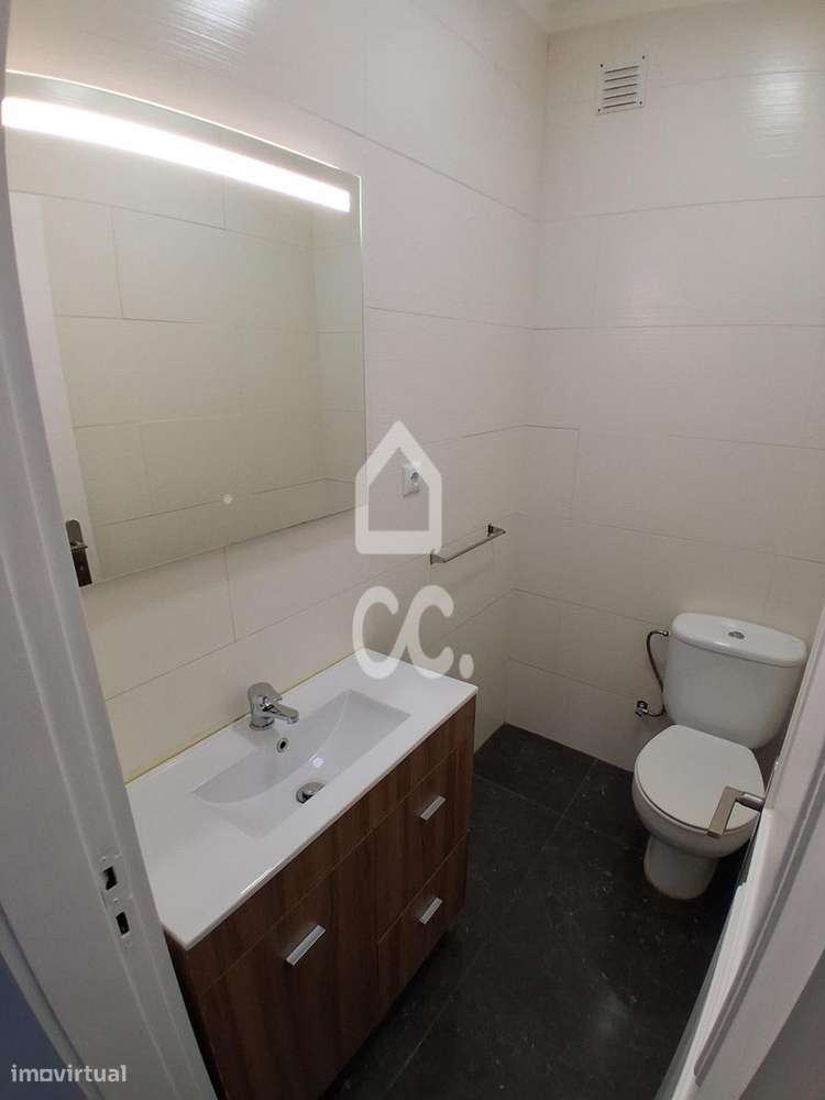 T3 Remodelado com 3 Frentes, Varandas e Elevador em Fânzeres, Gondomar-21