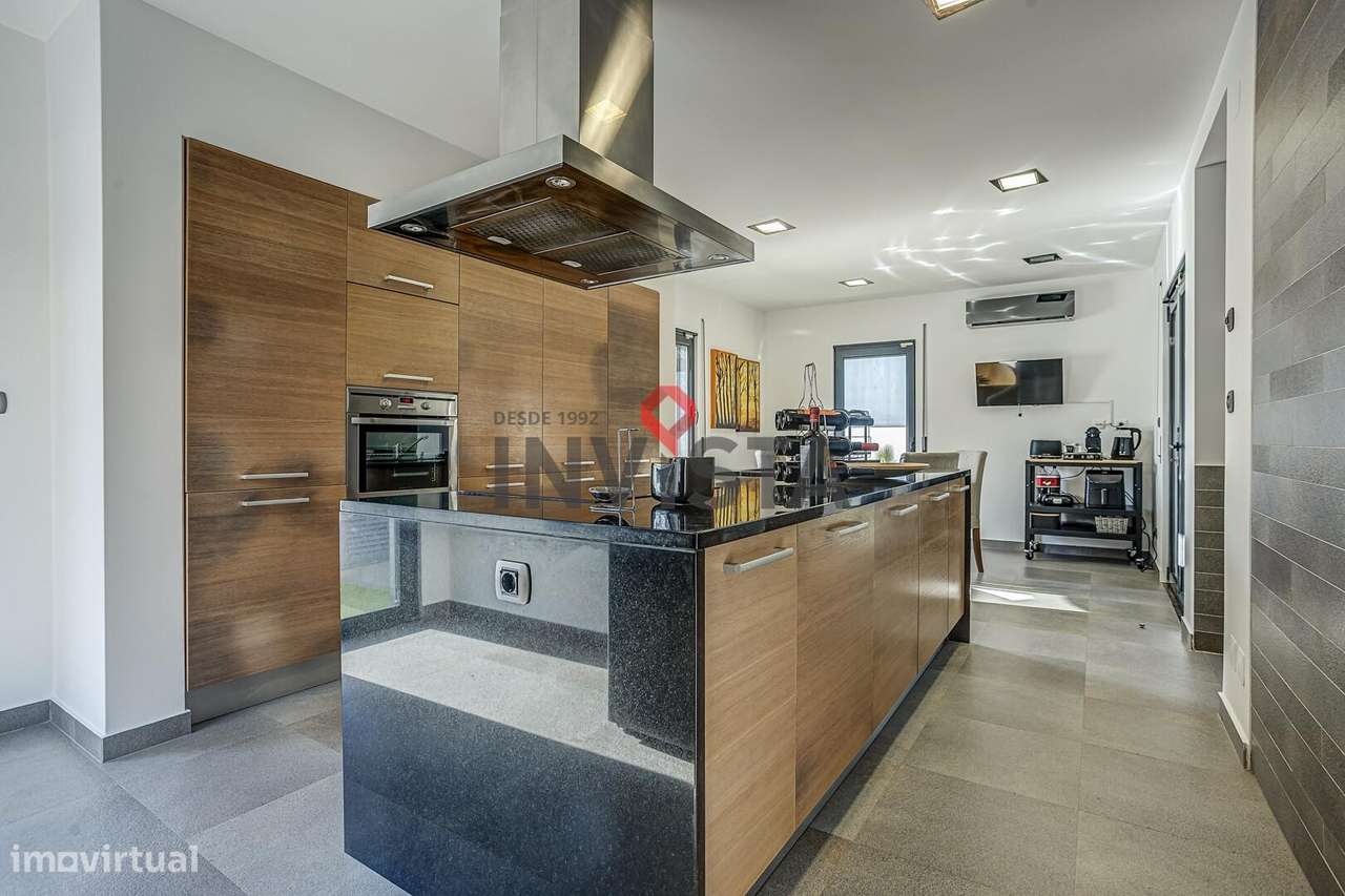 Moradia no Centro de Alverca com piscina-18