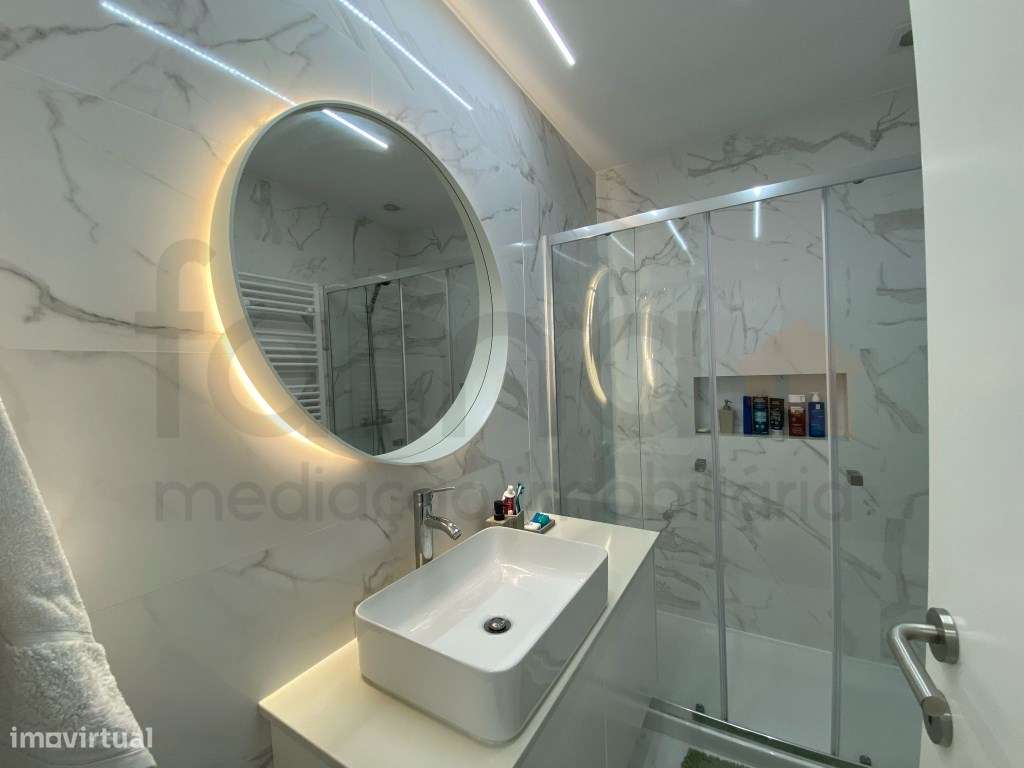 T2 Remodelado Com Terraço Alto da Parede-13