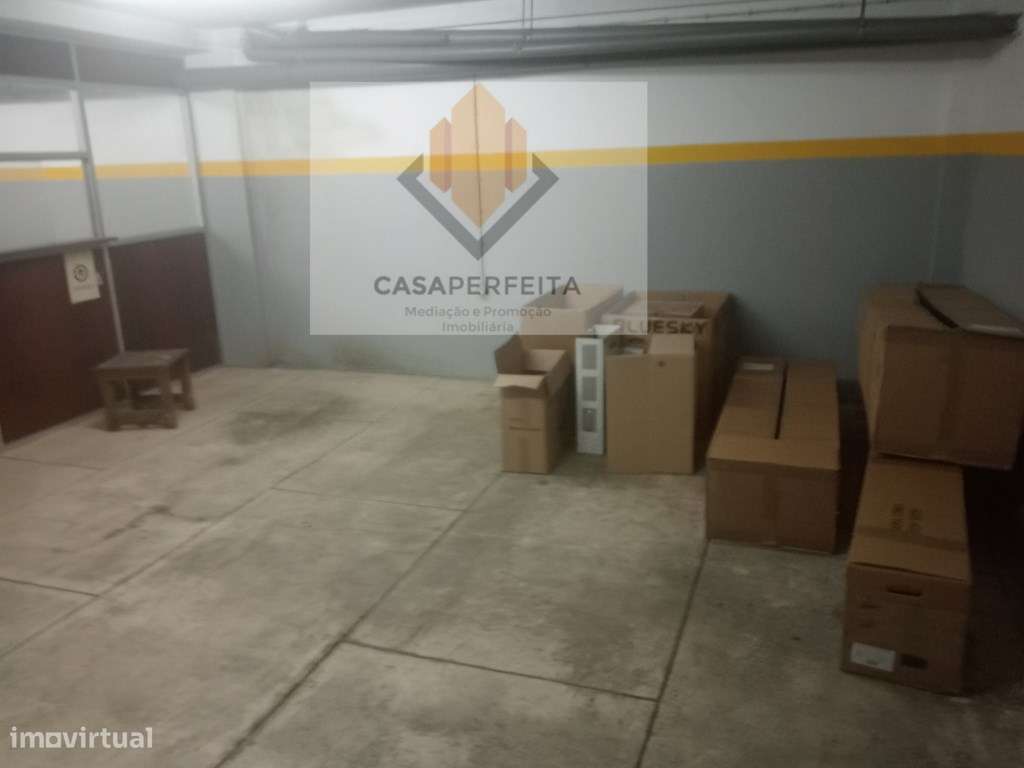 Armazém Junto à Rotunda de Santo Ovídio e Avenida da República - Ce... - Grande imagem: 5/14