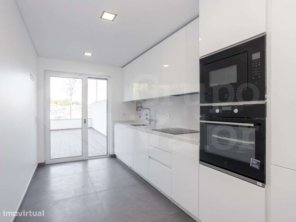 Apartamento T2 Novo com Estacionamento - Parede - R/C E-8