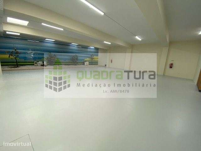 LOJA C/410m2 num só piso (Rés-do-chão) | Rua da Constituição | Já c... - Grande imagem: 2/14