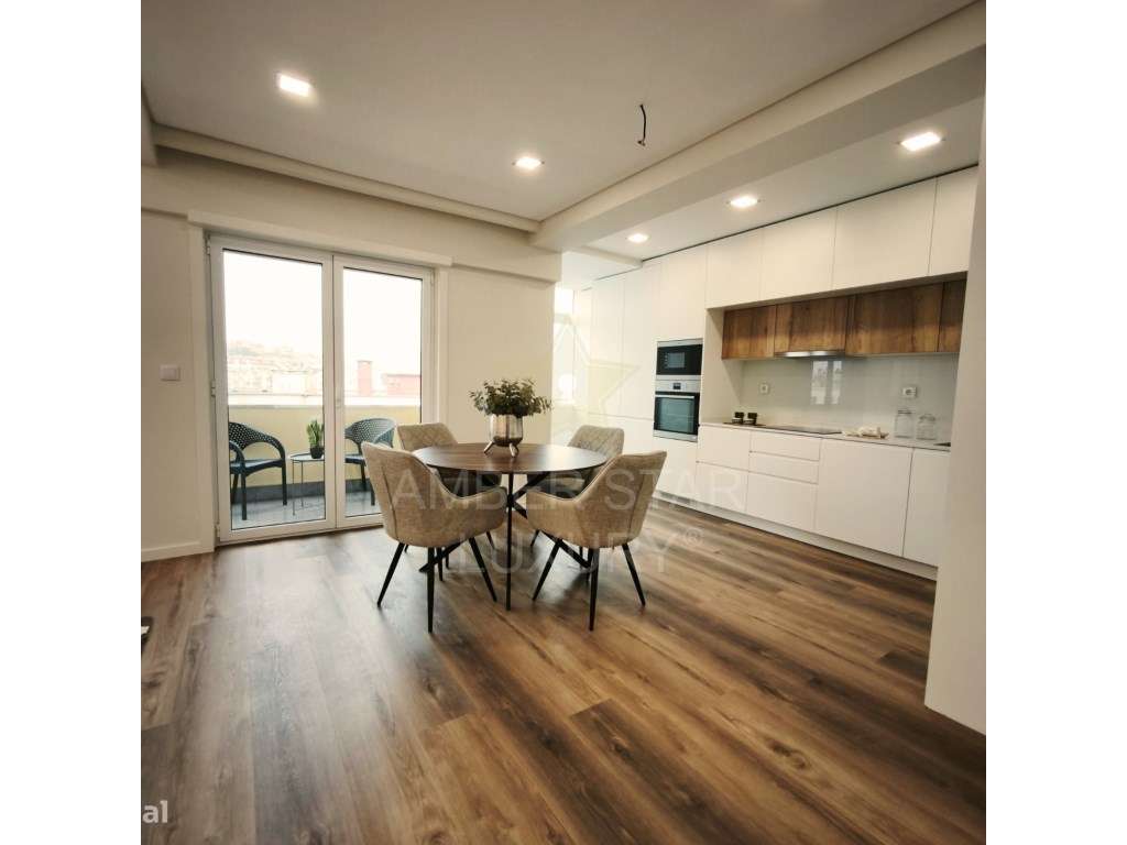 Apartamento T3 Renovado em Benfica com uma excelente exposição solar-6