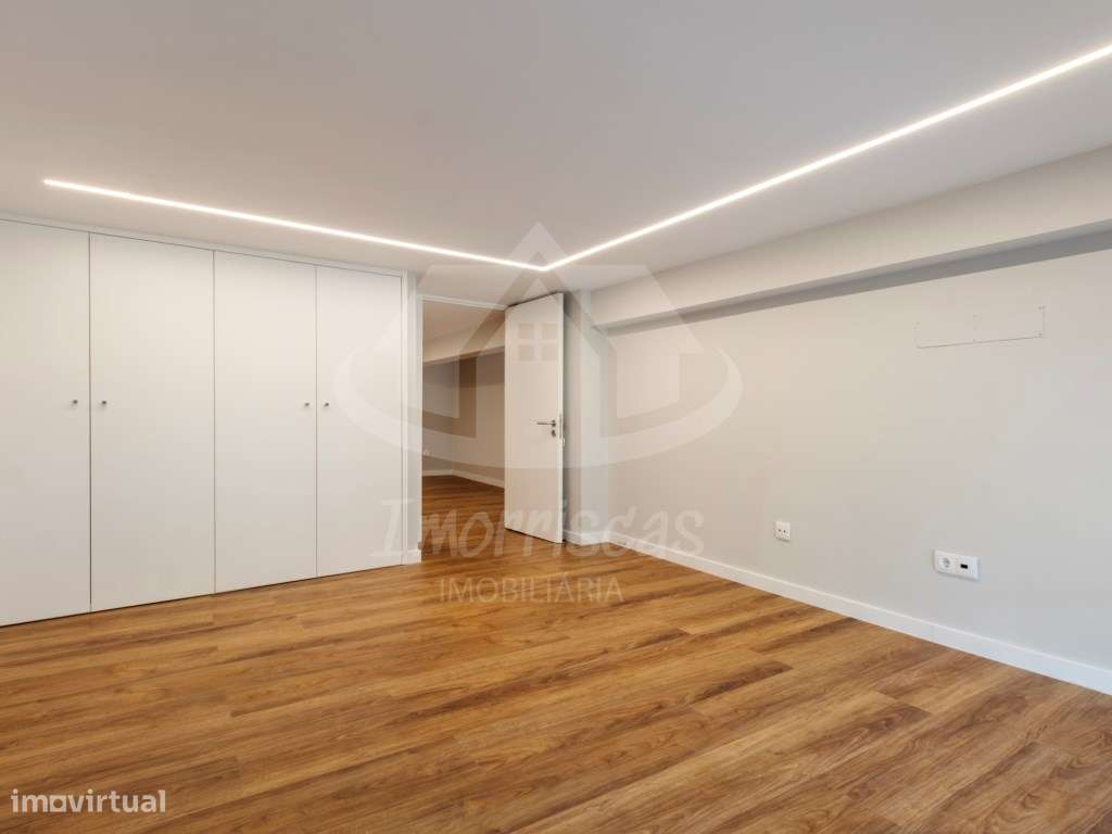 T3 Duplex Remodelado com Entrada Independente no Centro de Sacavém-34