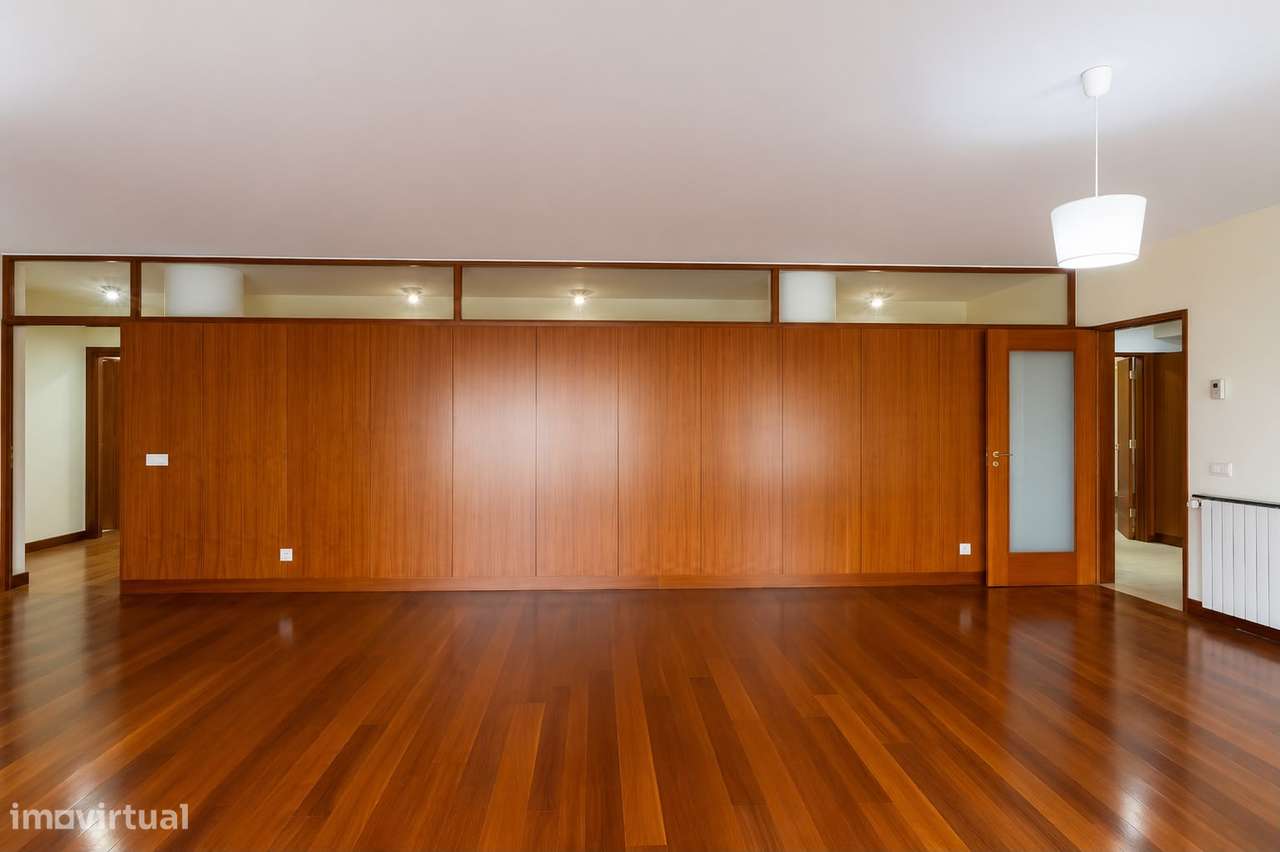 Apartamento T5 com 4 casas de banho e garagem-19