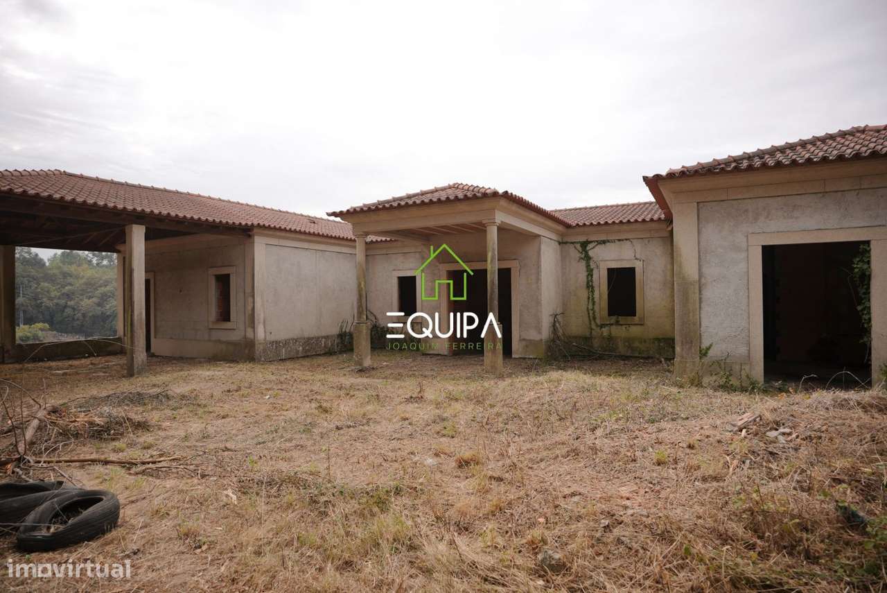 Terreno para construção (com moradia  T-5, construída em grosso), e-43