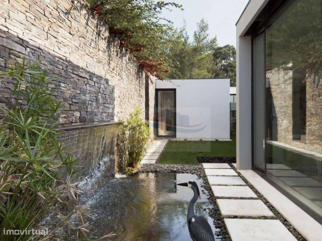 Moradia térrea Contemporânea com 600m2 de área bruta implantada em ...-6