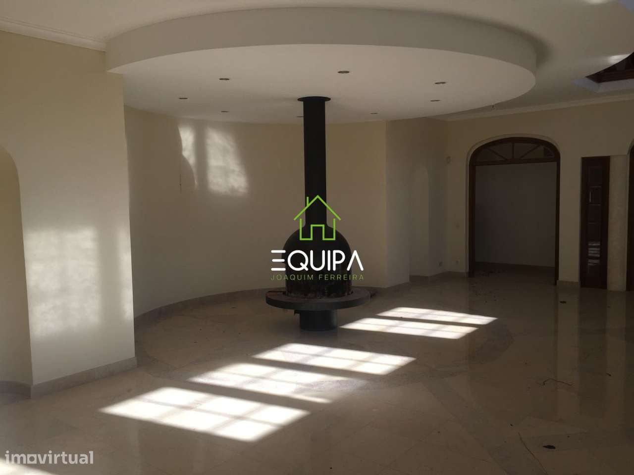 Moradia isolada T-7, na estrada nacional 117, em Belas, concelho de Si-5