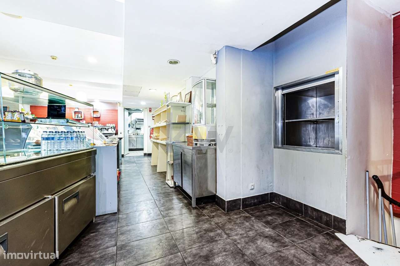 Restaurante e pastelaria em funcionamento localizado na Avenida 25 de - Grande imagem: 4/22